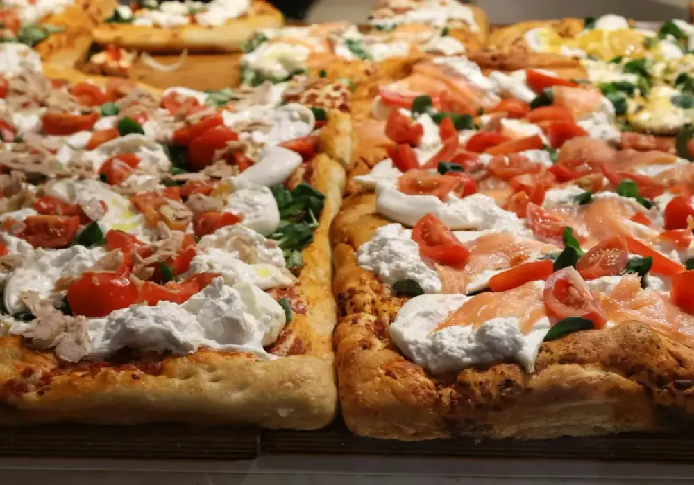 Ciasto na pizzę - idealny przepis. Chrupiący spód w domu!
