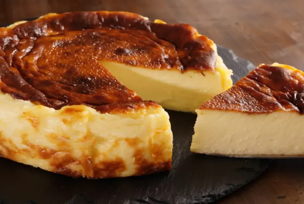 Sernik kcal - ile kalorii ma porcja i jak wybrać najlżejszy?