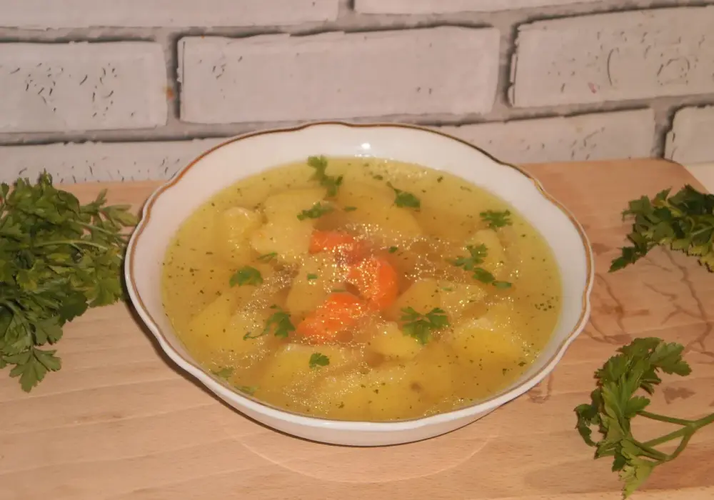 Rosół z ziemniakami - Przepis na idealny, sycący obiad