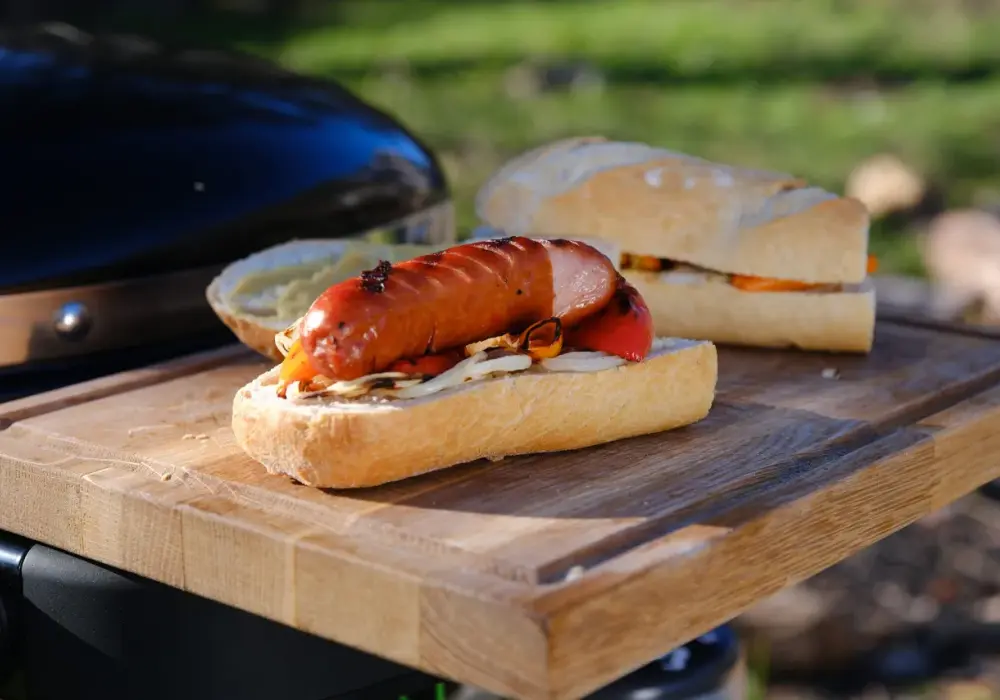 Kiełbasa z grilla - soczysta i chrupiąca? Sprawdź, jak!