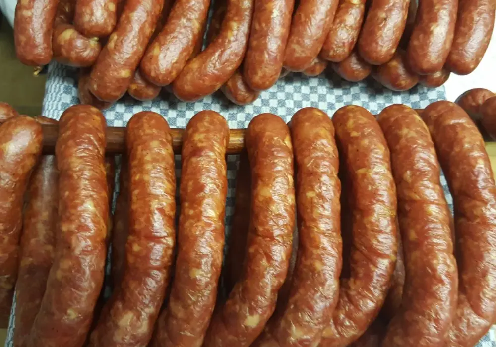 Swojska kiełbasa jak zrobić – prosta receptura na domową kiełbasę