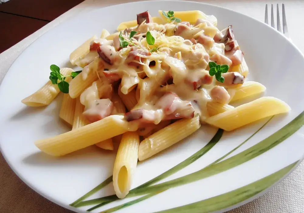 Szybkie i proste przepisy na makaron penne z sosem, które zachwycą