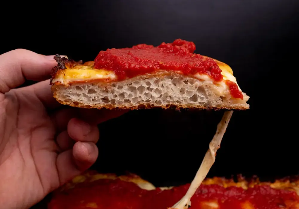 Pizza w stylu Detroit - Jak upiec ją idealnie w zwykłym piekarniku?