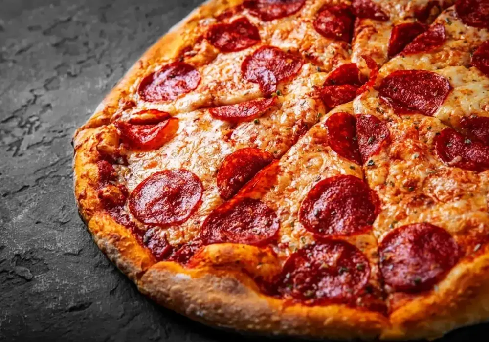 Pomysły na dodatki do pizzy z salami, które zaskoczą Twoje kubki smakowe