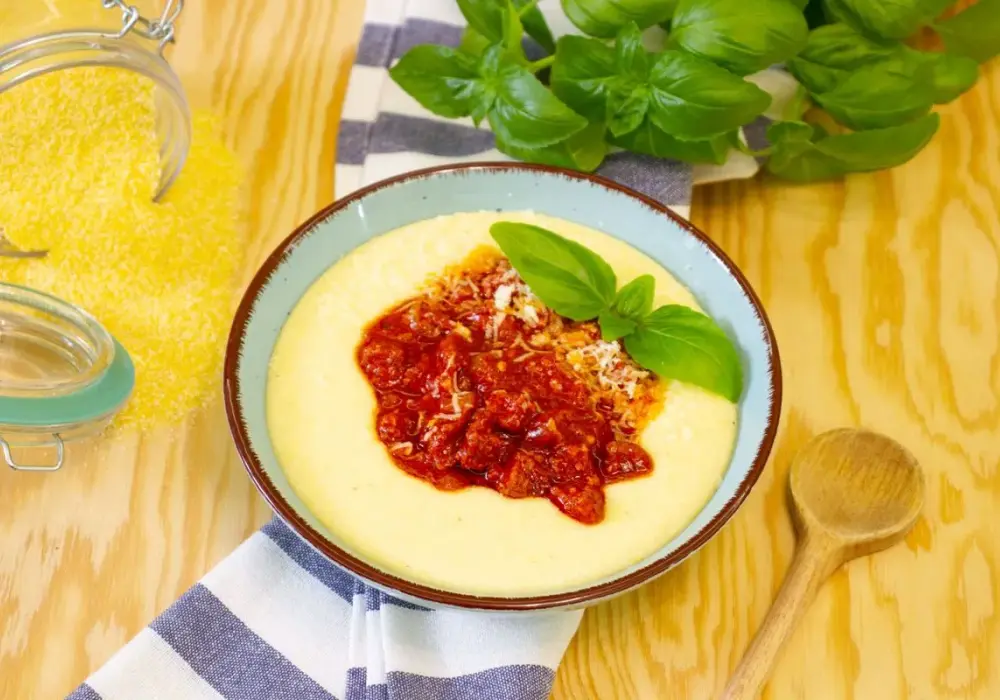 Polenta bez grudek - Jak ugotować idealną bazę do dań bez mięsa?