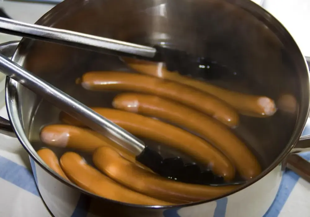 Jak gotować parówki, żeby nie pękały? Idealne w 5 minut!
