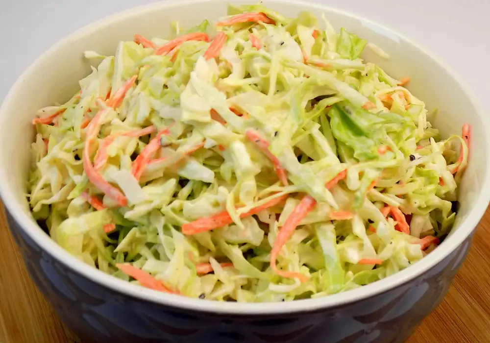 Coleslaw idealny - przepis na kremową surówkę z kapusty