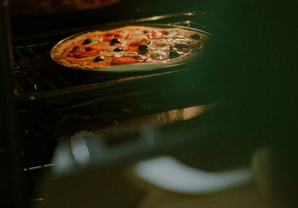 Jak piec pizzę w domu: proste triki na idealne ciasto i smaki