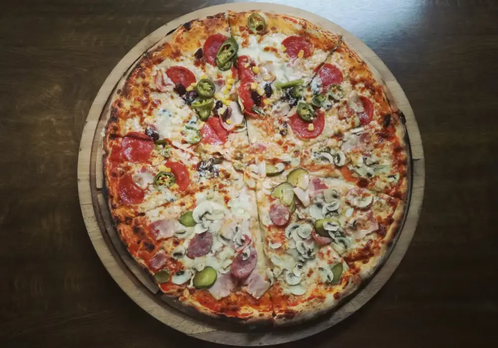 Ile kalorii ma pizza 30 cm? Zaskakujące różnice w kaloryczności