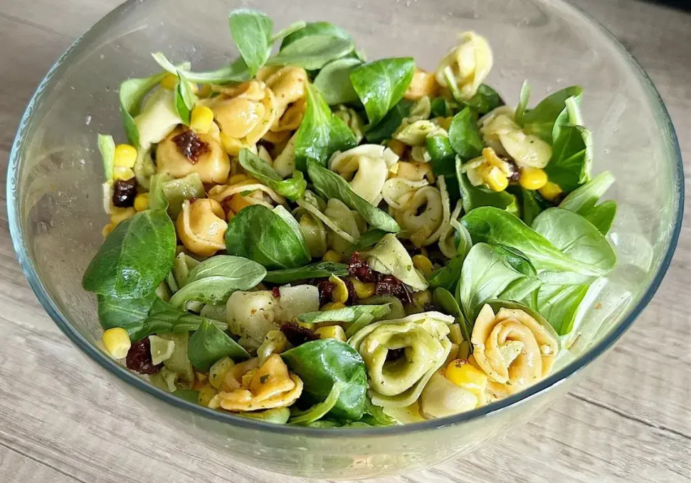Sałatka z tortellini - przepis na idealny smak!
