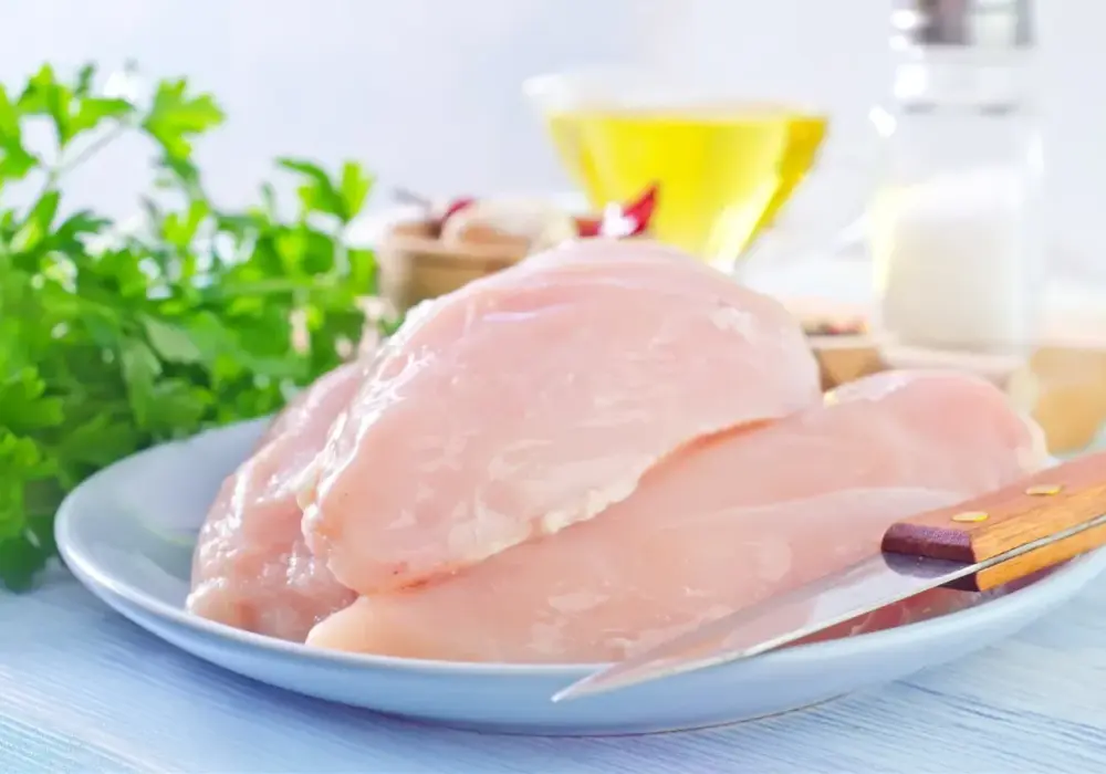 Ile waży pierś z kurczaka? Porcje surowe i po obróbce