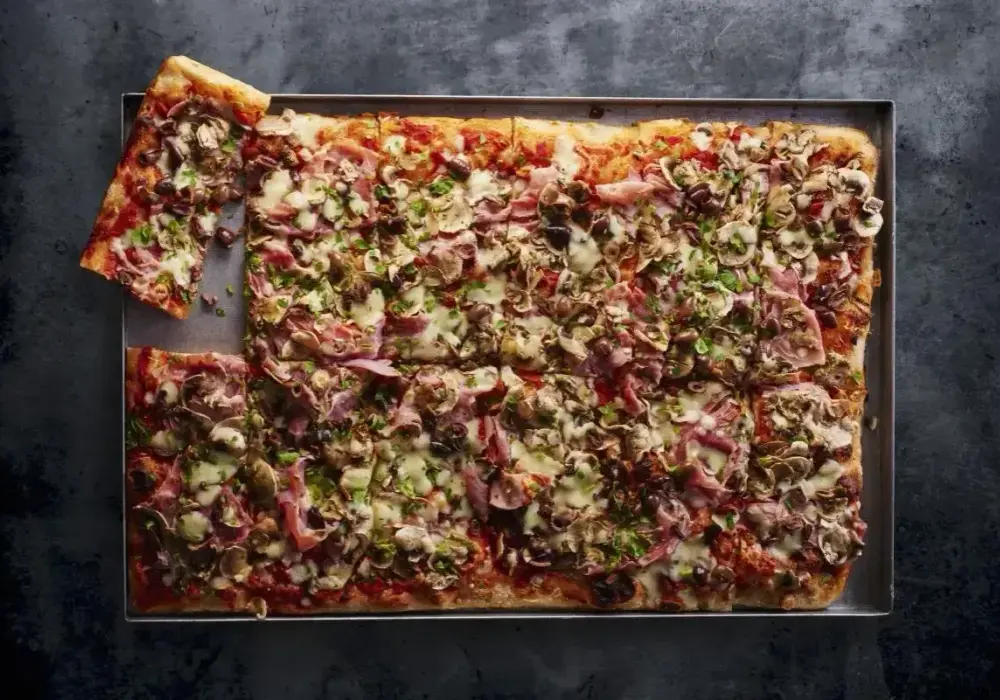 Pizza na dużej blasze - Sekrety idealnego ciasta i pieczenia