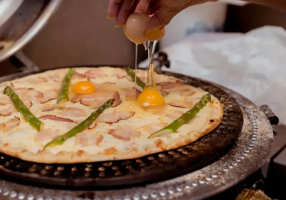 Pizza z jajkiem - idealne żółtko i chrupiący spód. Jak to zrobić?