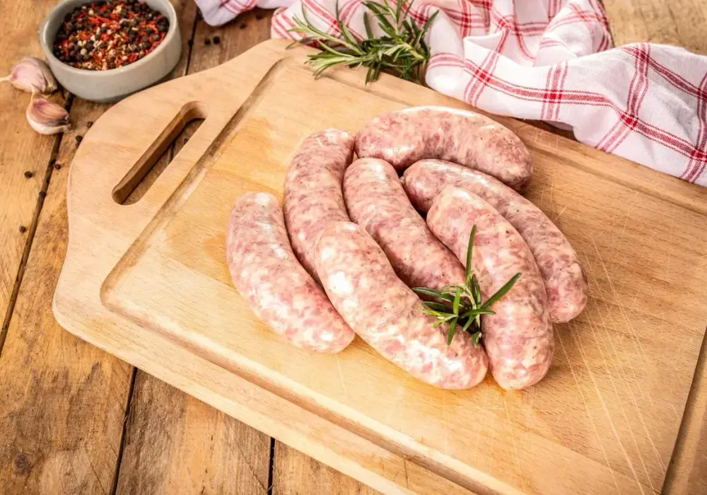 Biała kiełbasa - jak parzyć, żeby nie pękła i była soczysta?