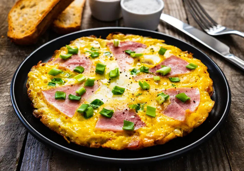 Omlet z szynką i serem - Jak zrobić, żeby zawsze był puszysty?
