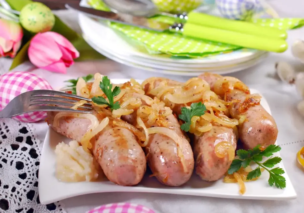 Biała kiełbasa pieczona z cebulą - Soczysta i bez pękania!