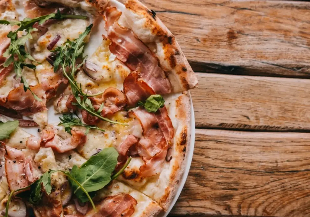 Pizza carbonara - Jak zrobić idealnie kremowy sos i chrupiący spód?