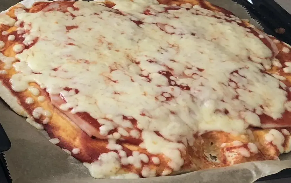 Jak zrobić ciasto na pizzę – proste przepisy i cenne wskazówki