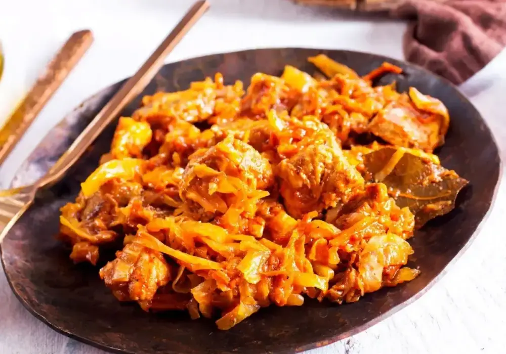 Bigos z kiszonej kapusty - Przepis krok po kroku i triki na smak
