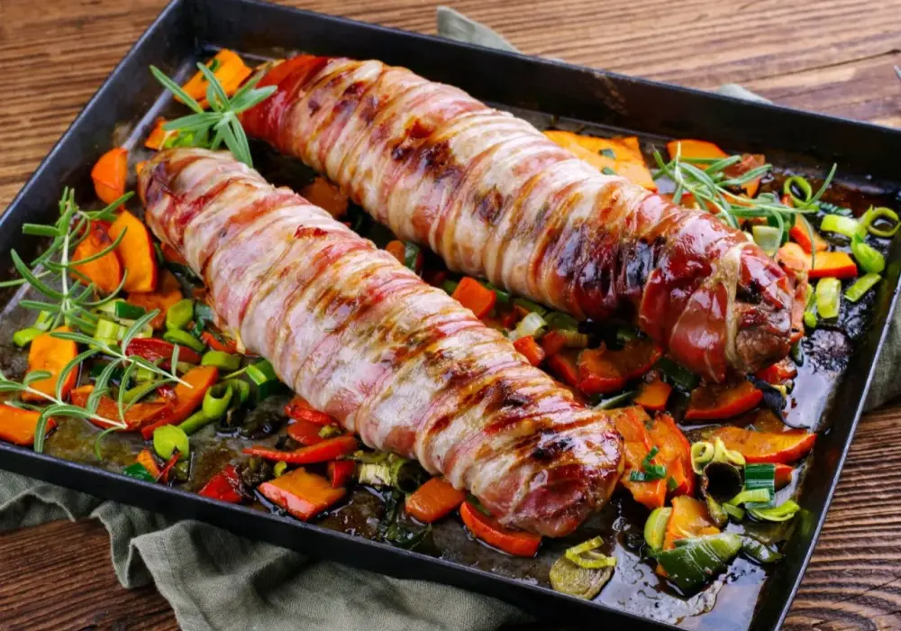 Polędwiczki w boczku z pieczarkami - Soczysty przepis krok po kroku