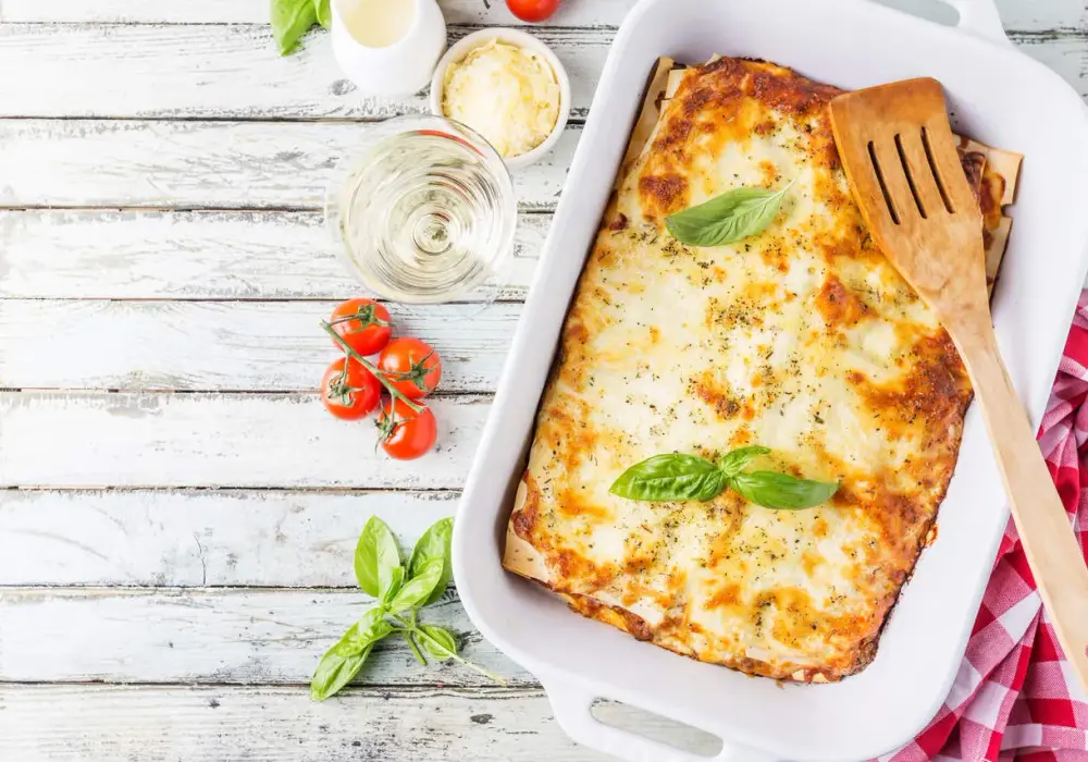 Lasagne z mięsem i beszamelem - przepis na idealne warstwy