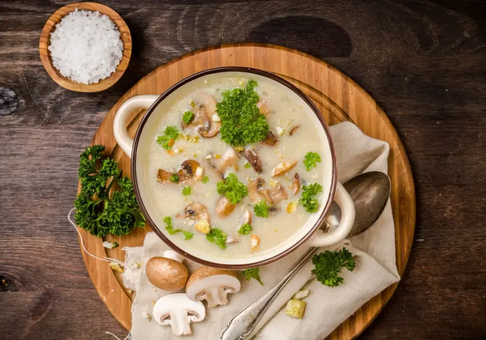 Ile kalorii ma zupa grzybowa? Sprawdź, co musisz wiedzieć