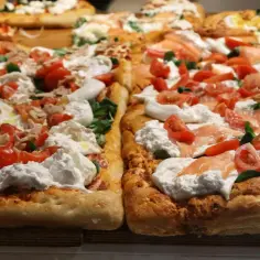 Pyszne pizze z burratą, pomidorkami i łososiem. Idealny przepis na ciasto do pizzy, które zachwyci każdego.