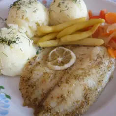 Pyszna ryba z piekarnika z puree ziemniaczanym, fasolką i surówką z marchewki.