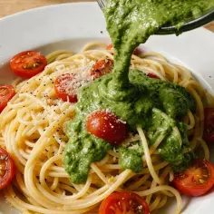 Pyszne spaghetti z pomidorkami i parmezanem, polane domowym pesto. Idealny sposób, jak zrobić pesto!