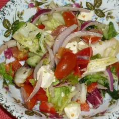 Pyszna sałatka z mix sałat, pomidorów, ogórka, cebuli i sera feta. Idealna na lekki posiłek.