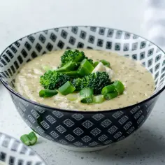 Kremowa zupa kalafiorowa z brokułami i szczypiorkiem. Zastanawiasz się, ile kcal ma zupa kalafiorowa? Ta wygląda na niskokaloryczną.