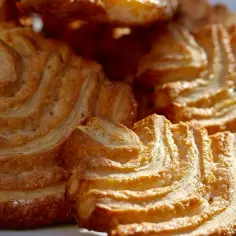 Złociste, chrupiące ciasteczka z ciasta francuskiego, idealne na deser. Warto sprawdzić ciasto francuskie kcal, by cieszyć się nimi bez wyrzutów sumienia.