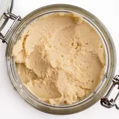 Domowy hummus w słoiku. Idealny przepis na pastę z ciecierzycy, którą możesz zabrać wszędzie.