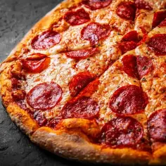 Pyszna pizza z salami, roztopionym serem i ziołami. Klasyczne połączenie, które zawsze smakuje wyśmienicie.