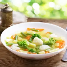 Aromaticzna jarzynowa zupa z brokułami, kalafiorem, fasolką szparagową i marchewką. Idealna na lekki obiad.