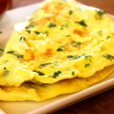 Złocisty omlet z ziołami, idealny na słono. Prosty przepis na pyszne śniadanie.