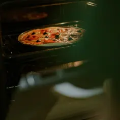 Jak piec pizzę w domu: proste triki na idealne ciasto i smaki