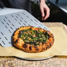 Idealna pizza włoska przepis na chrupiące ciasto i świeże dodatki. Właśnie wyjęta z pieca, gotowa do podania.