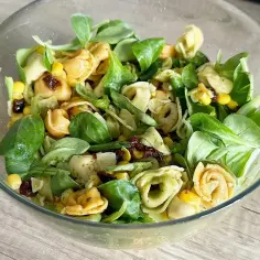Pyszna, kolorowa sałatka z tortellini, kukurydzą i świeżymi liśćmi. Idealna na letnie dni, to najlepsza sałatka z tortellini!