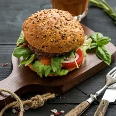 Pyszne domowe hamburgery z mięsa mielonego, podane na desce z ziołami i przyprawami. Idealne na letni wieczór.