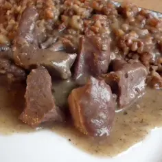 Gulasz z serc wieprzowych w sosie, podany z kaszą gryczaną. Aromatyczne danie, które rozpływa się w ustach.