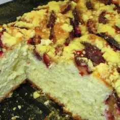 Puszyste i wilgotne ciasto drożdżowe z owocami, posypane kruszonką. Idealne na przepis na puszyste i wilgotne ciasto drożdżowe z owocami.