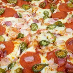 Ile gram ma pizza 32 cm? Odkryj, co wpływa na jej wagę