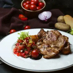 Soczysty udziec wołowy z salsą pomidorową i ziemniakami. Idealny obiad dla koneserów.