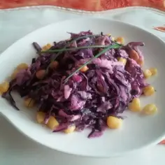Wykwintna surówka z czerwonej kapusty z kukurydzą, udekorowana szczypiorkiem. Wygląda jak w restauracji!
