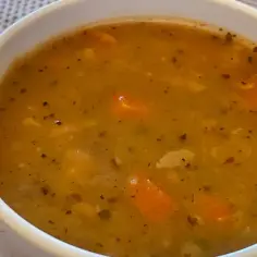 Gęsta, aromatyczna zupa grochowa, jak u babci. Idealna na chłodne dni, pełna smaku i tradycji.