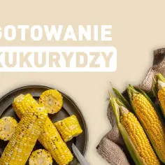 Gotowanie kukurydzy: świeże kolby i pokrojone kawałki na talerzu, gotowe do spożycia.