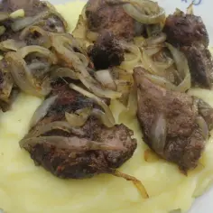 Smażona wątróbka drobiowa z cebulką na purée ziemniaczanym. Idealny sposób, jak smażyć wątróbkę drobiową, by była pyszna.