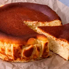 Pyszny sernik z przypieczoną skórką, idealny do pieczenia w wysokiej temperaturze.