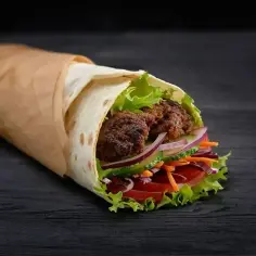 Pyszny kebab zawinięty w tortillę z soczystym mięsem, świeżymi warzywami i sałatą. Idealny na szybki posiłek, choć warto pamiętać o jego kaloryczności.